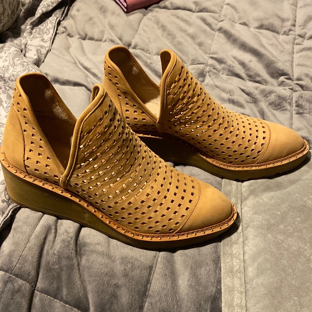 Adorabs and never worn! Show your style